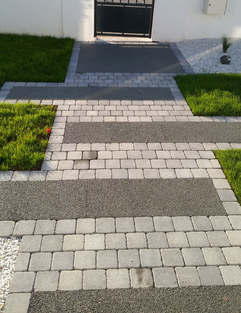 Allée de jardin en béton et pavés drainants